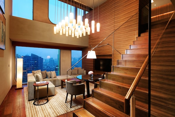 复式房 (Andaz) | 高档床上用品、客房内保险箱、办公桌、隔音