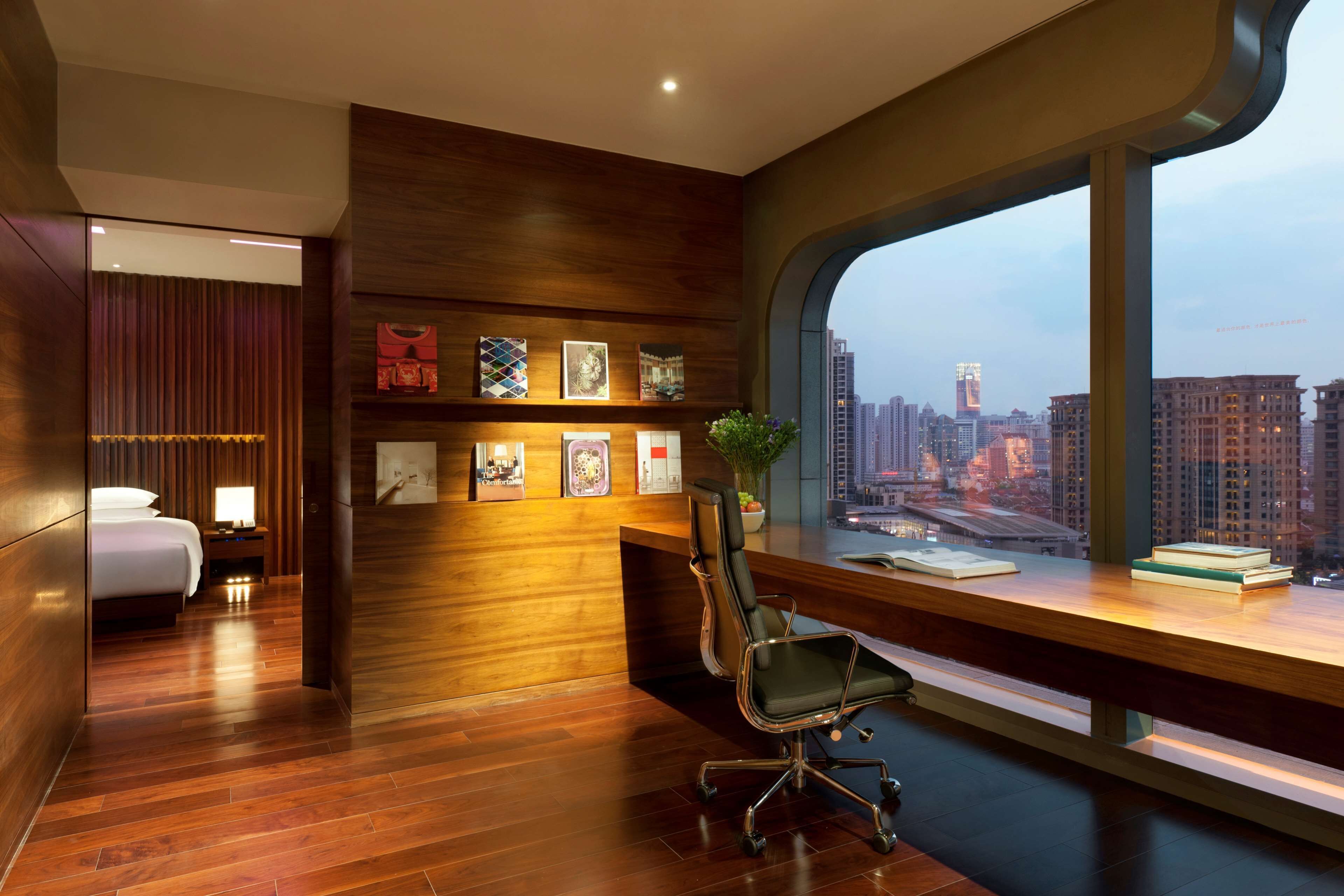 andaz suite | premium bedding, in-room safe, desk, soundproofing