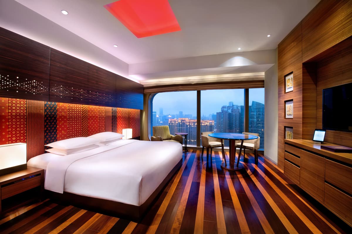 Premium bedding, in-room safe, desk, soundproofing