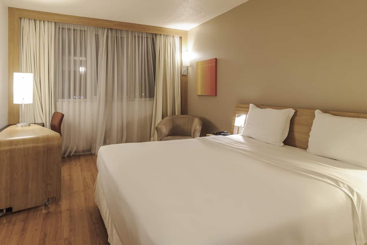 Executive Room, 1 Double Bed | Hypo-allergenic bedding, minibar, in-room safe, desk