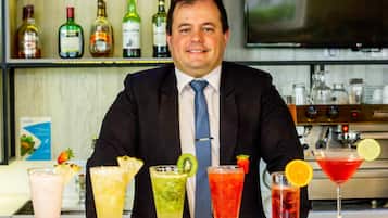 Con servicio de comidas, cenas y happy hour