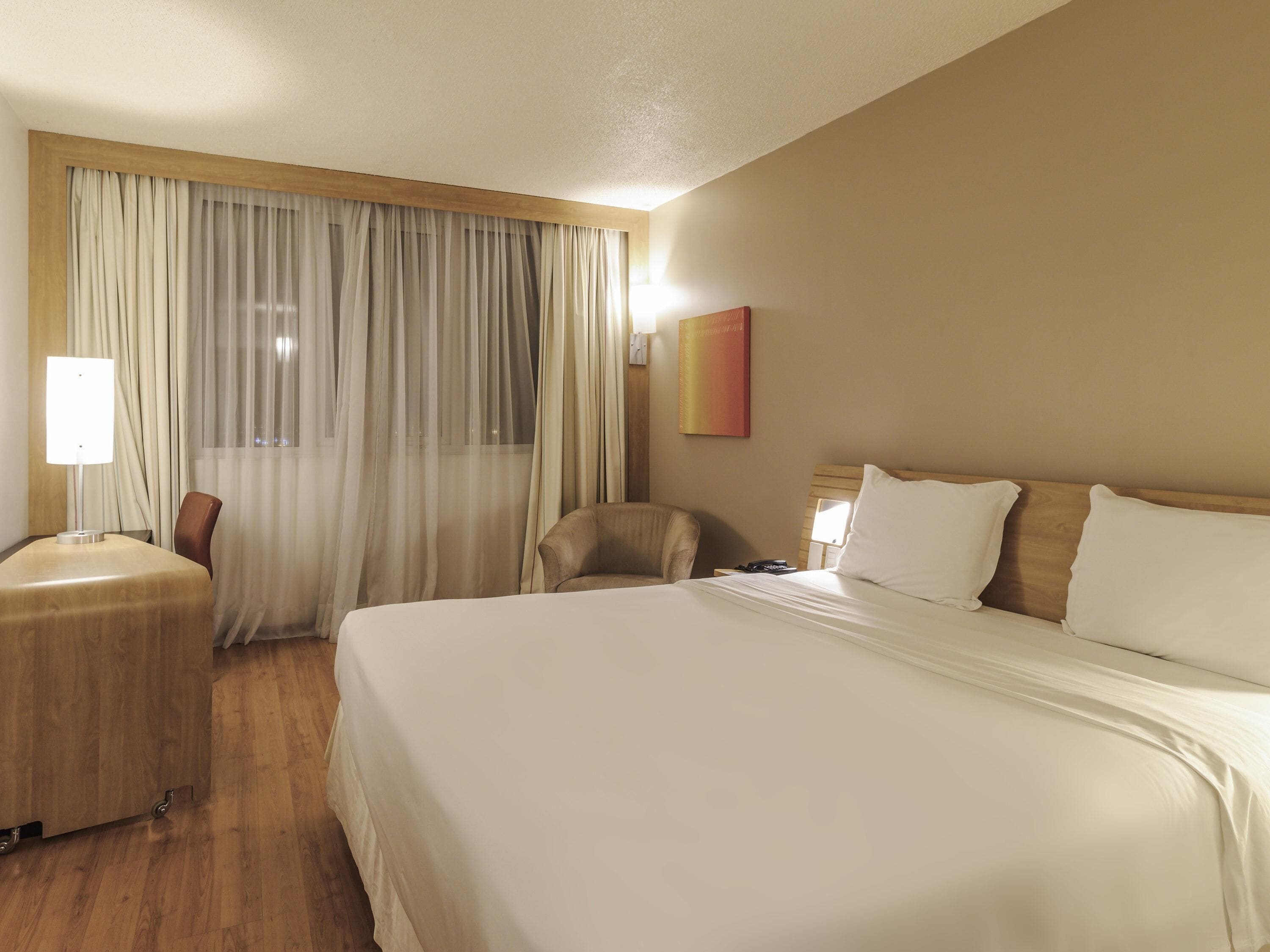 Quarto executivo, 1 cama de casal | Roupas de cama antialérgicas, frigobar, cofres nos quartos, escrivaninha