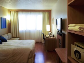 Quarto executivo, 1 cama de casal | Roupas de cama antialérgicas, frigobar, cofres nos quartos, escrivaninha