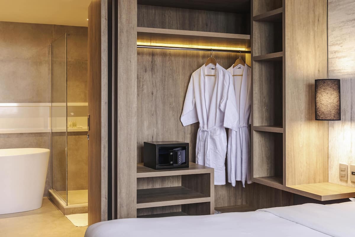 Suite superior, 1 cama King size | Ropa de cama hipoalergénica y minibar