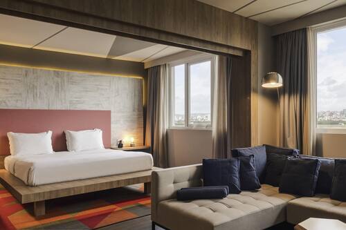 Superior suite, 1 kingsize bed | Hypoallergeen beddengoed, een minibar, een kluis op de kamer, een bureau