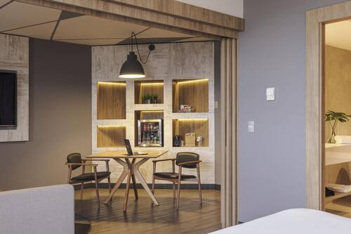 Superior suite, 1 kingsize bed | Hypoallergeen beddengoed, een minibar, een kluis op de kamer, een bureau