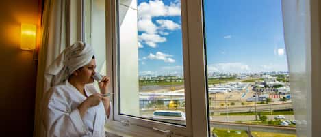 Allergitestade sängkläder, minibar och värdeförvaringsskåp på rummet