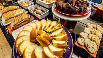 Daily buffet breakfast (BRL 70.00 per person)