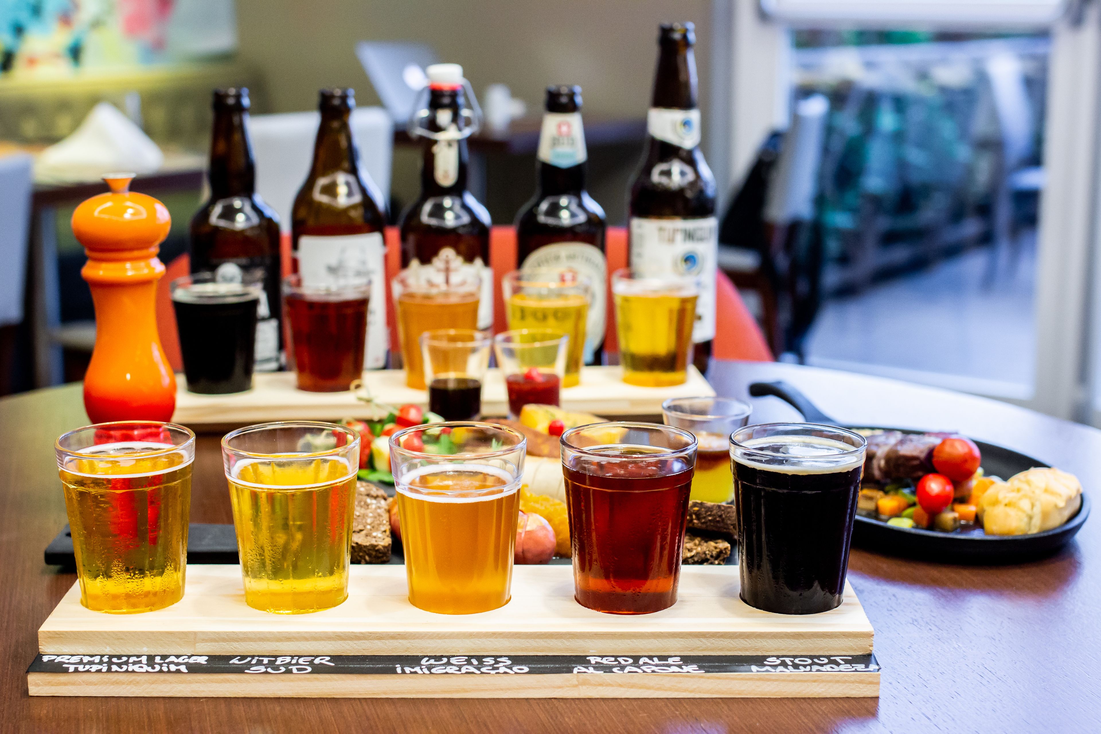 serves lunch, dinner and happy hour