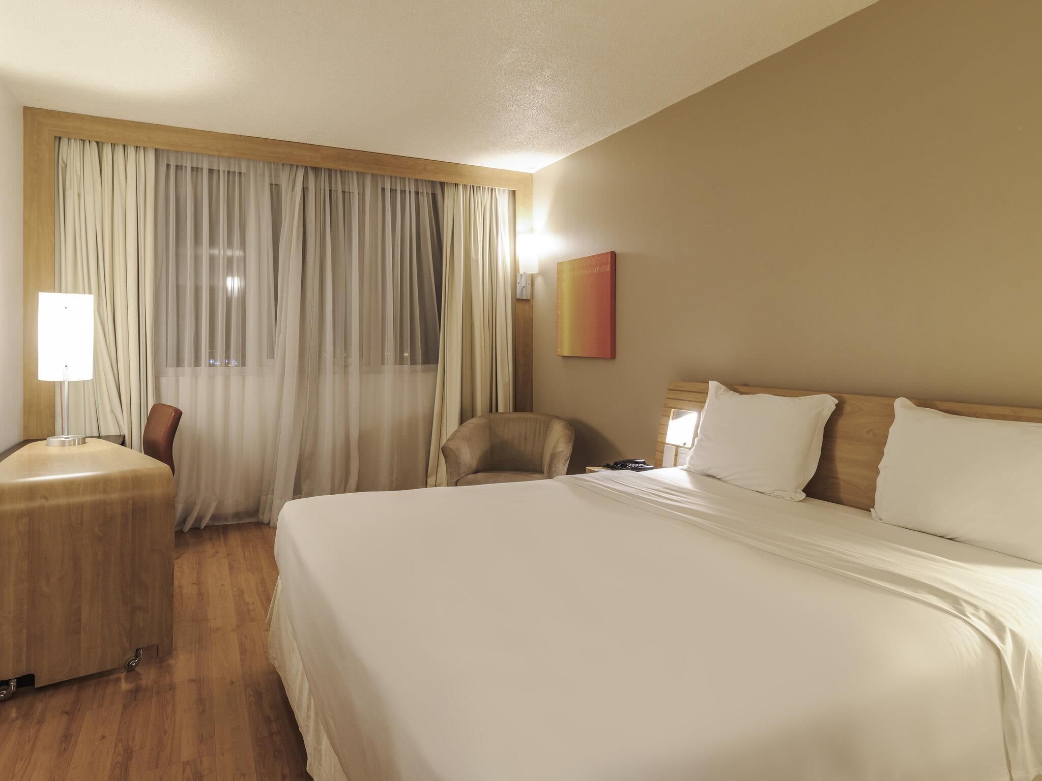 Executive Room, 1 Double Bed | Hypo-allergenic bedding, minibar, in-room safe, desk