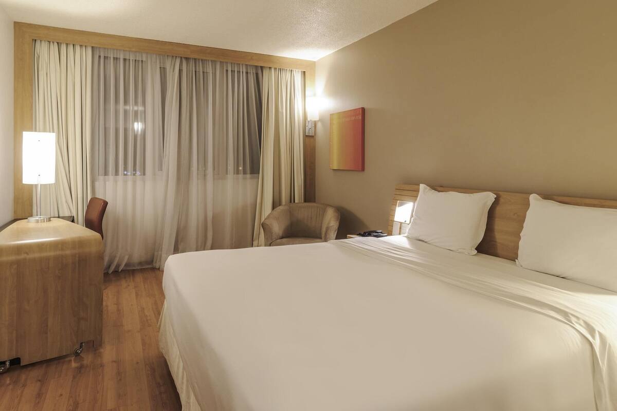 Executive Room, 1 Double Bed | Hypo-allergenic bedding, minibar, in-room safe, desk