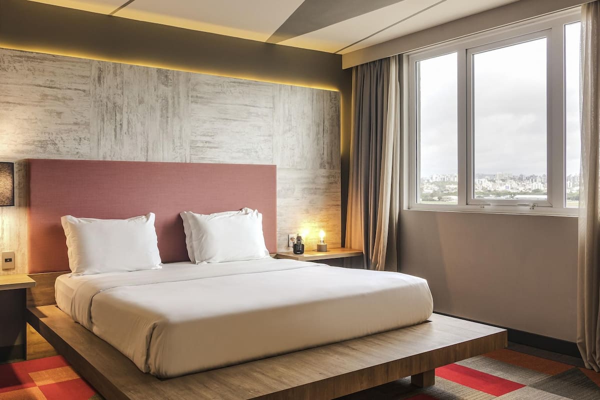 Suíte superior, 1 cama King | Roupas de cama antialérgicas, frigobar, cofres nos quartos, escrivaninha