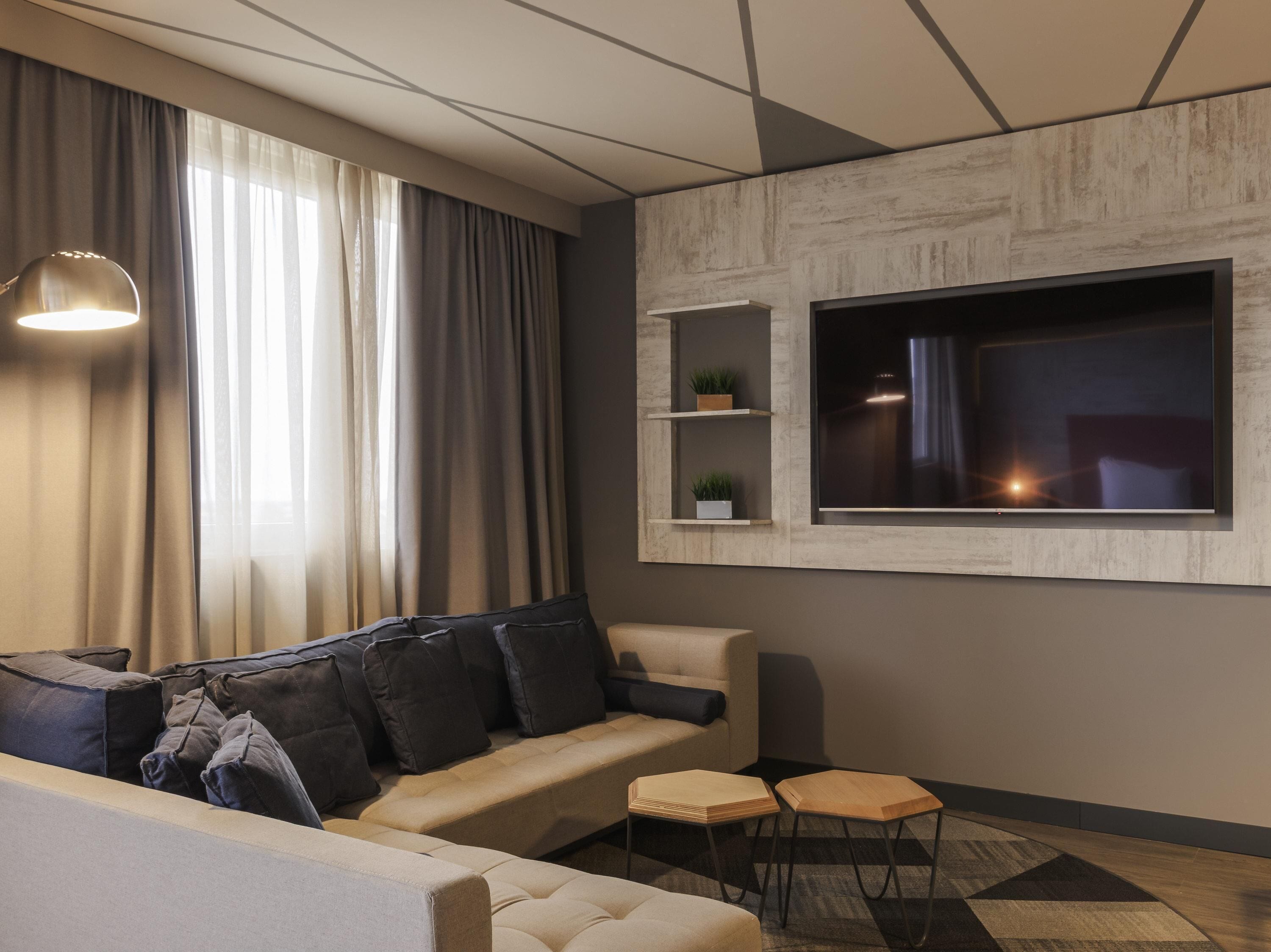 高级套房, 1 张特大床 | 防过敏的被褥、迷你吧、客房内保险箱、办公桌