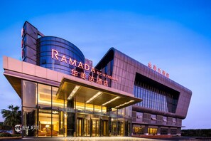 Front of property – evening/night - Ramada by Wyndham Shanghai Pudong (Shanghai)