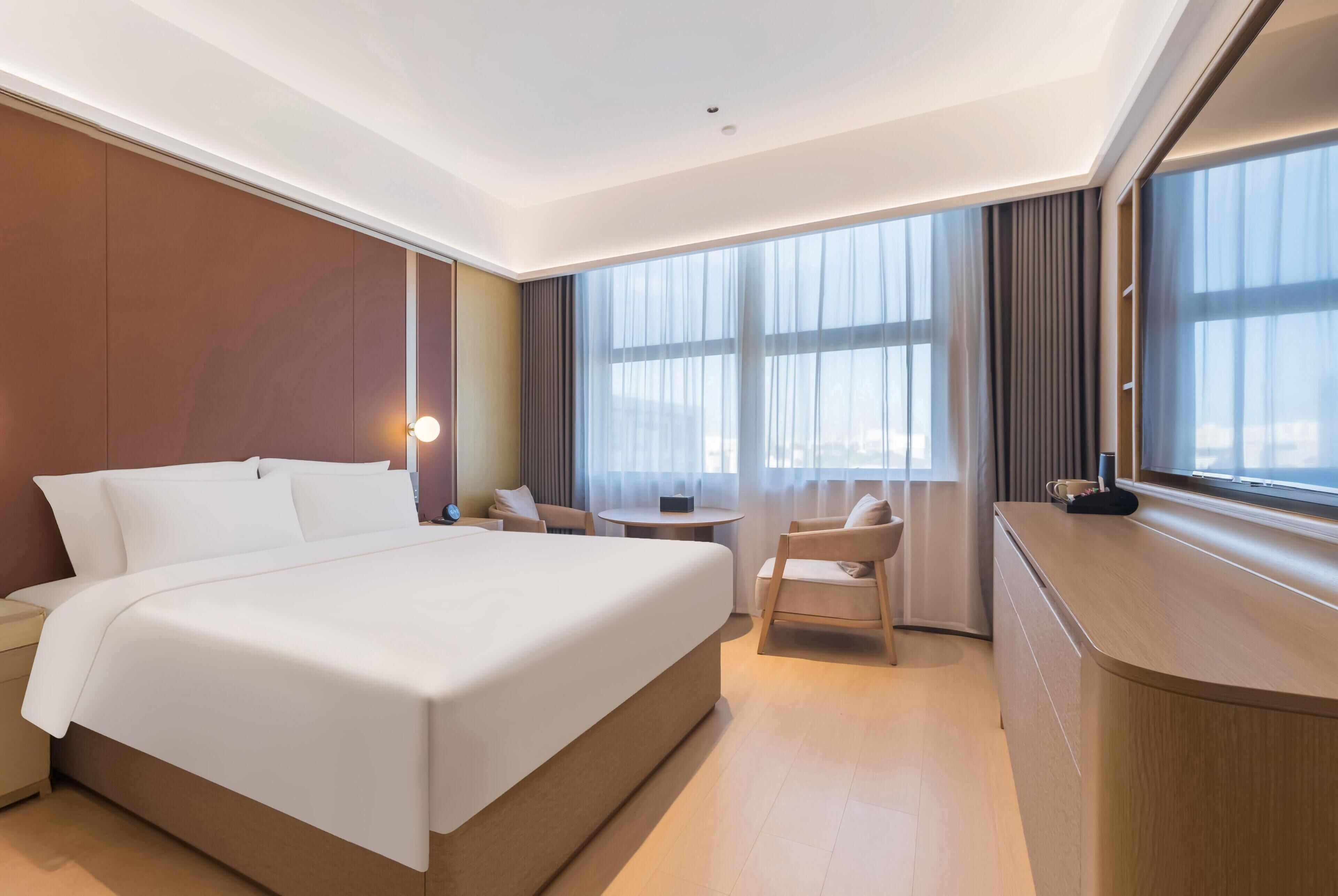 NON-SMOKING DELUXE 1 KING ROOM | Down duvets, pillow-top beds, minibar, in-room safe