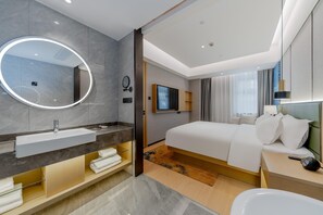 Superior kamer, 1 kingsize bed, niet-roken | Donsdekens, pillowtop-bedden, een minibar, een kluis op de kamer