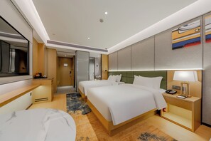 Down duvets, pillow-top beds, minibar, in-room safe - Ramada by Wyndham Shanghai Pudong (Shanghai)