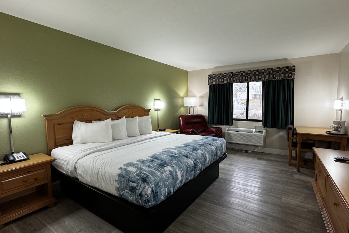 Standard King Room | Desk, blackout drapes, soundproofing, free WiFi