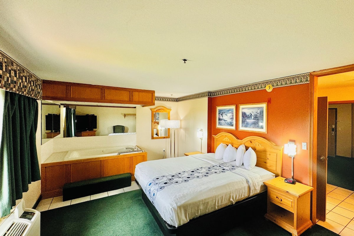 King Whirlpool Suites | Desk, blackout drapes, soundproofing, free WiFi
