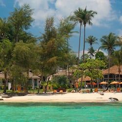 Di pantai, pasir putih, kerusi lepak pantai, payung