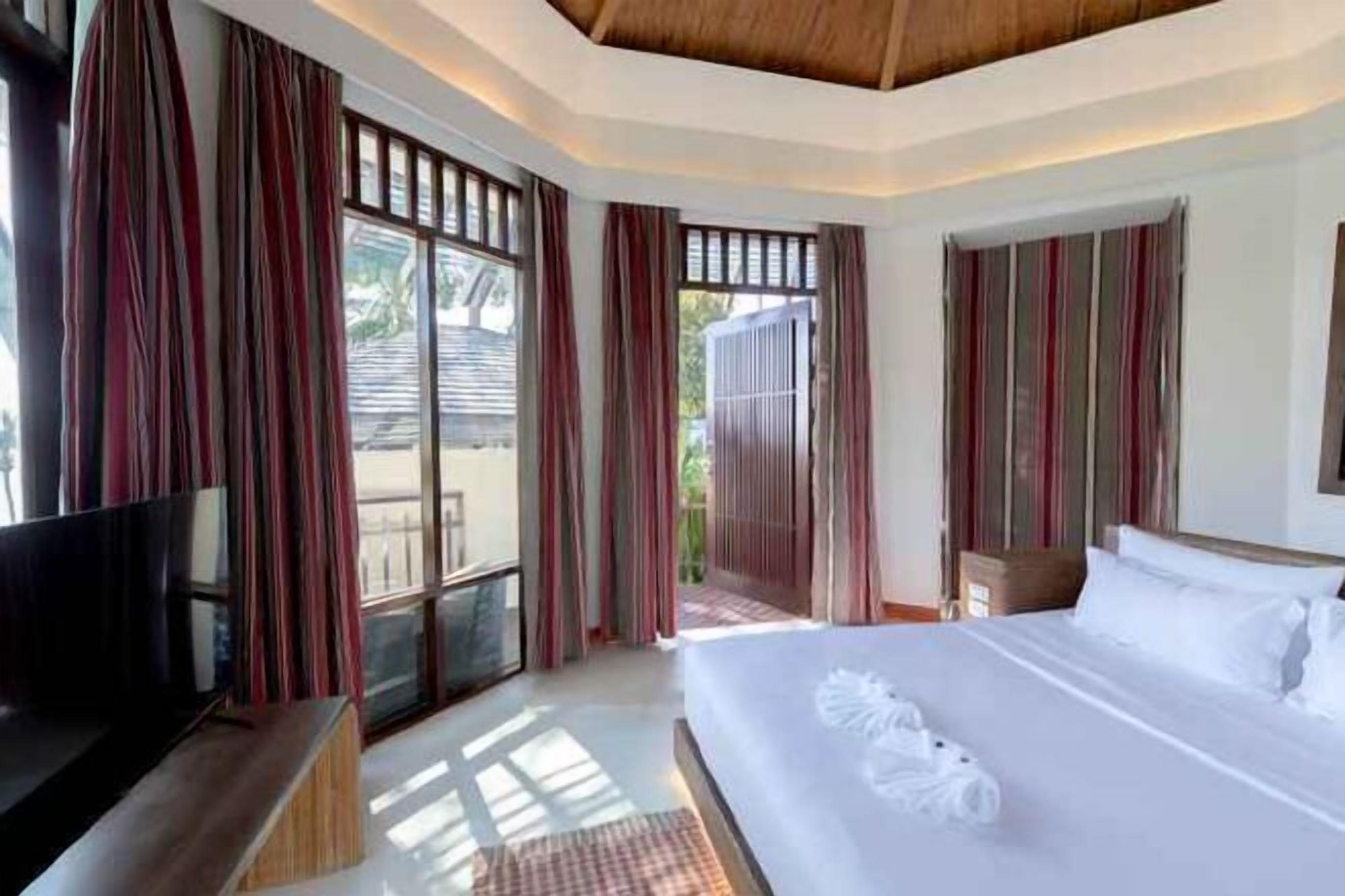 Free minibar, in-room safe, desk, laptop workspace