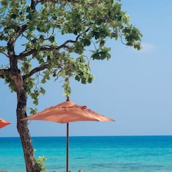Di pantai, pasir putih, kerusi lepak pantai, payung
