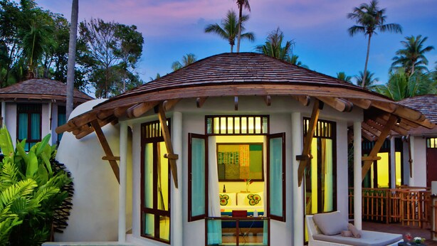 A resort with a pool, a lounge area, and a view of the sky. - Ajinta Resort (Ko Kood)