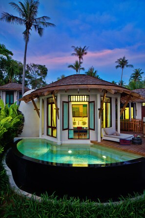 Un resort con piscina, zona de descanso y vistas al cielo.