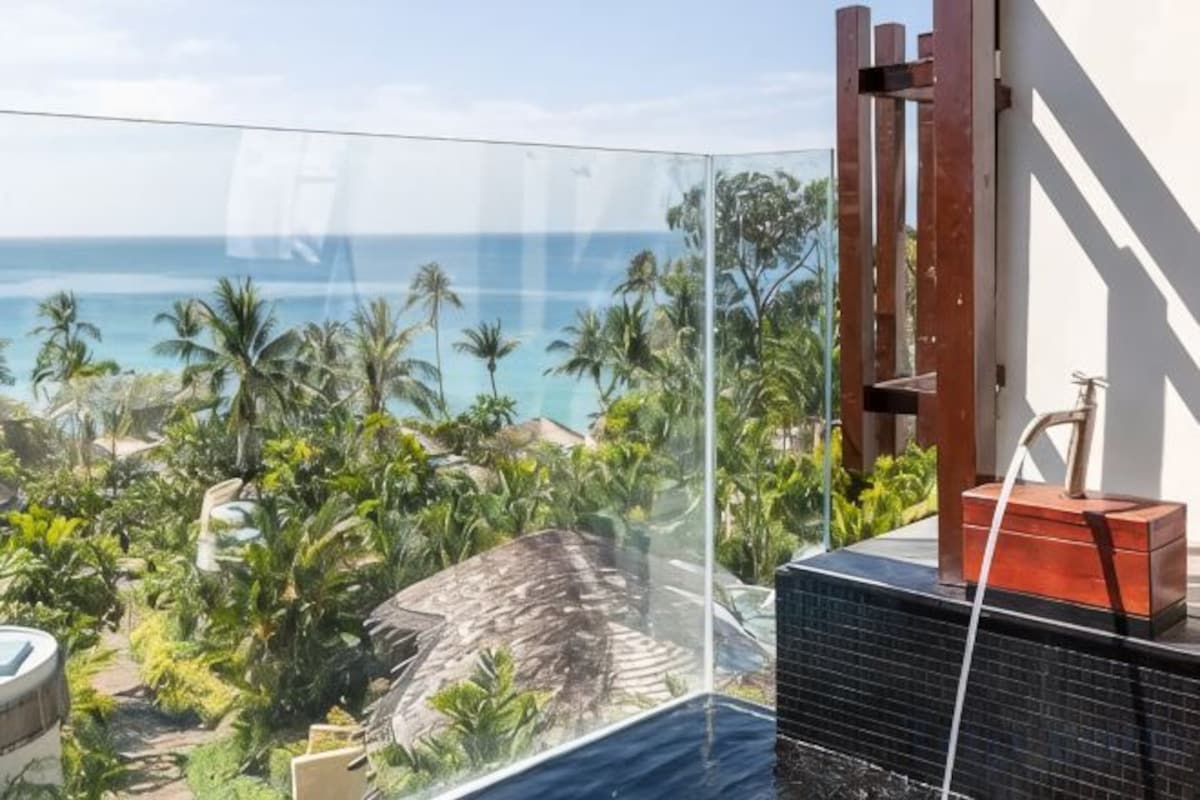 Grand Deluxe Room with Ocean View and Jacuzzi