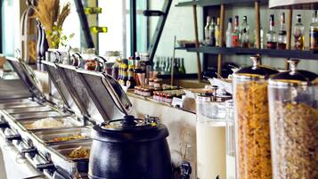 Sarapan ala kontinental setiap hari (THB 500 per orang)