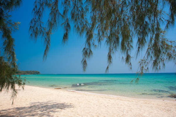 On the beach, white sand, sun-loungers, beach umbrellas