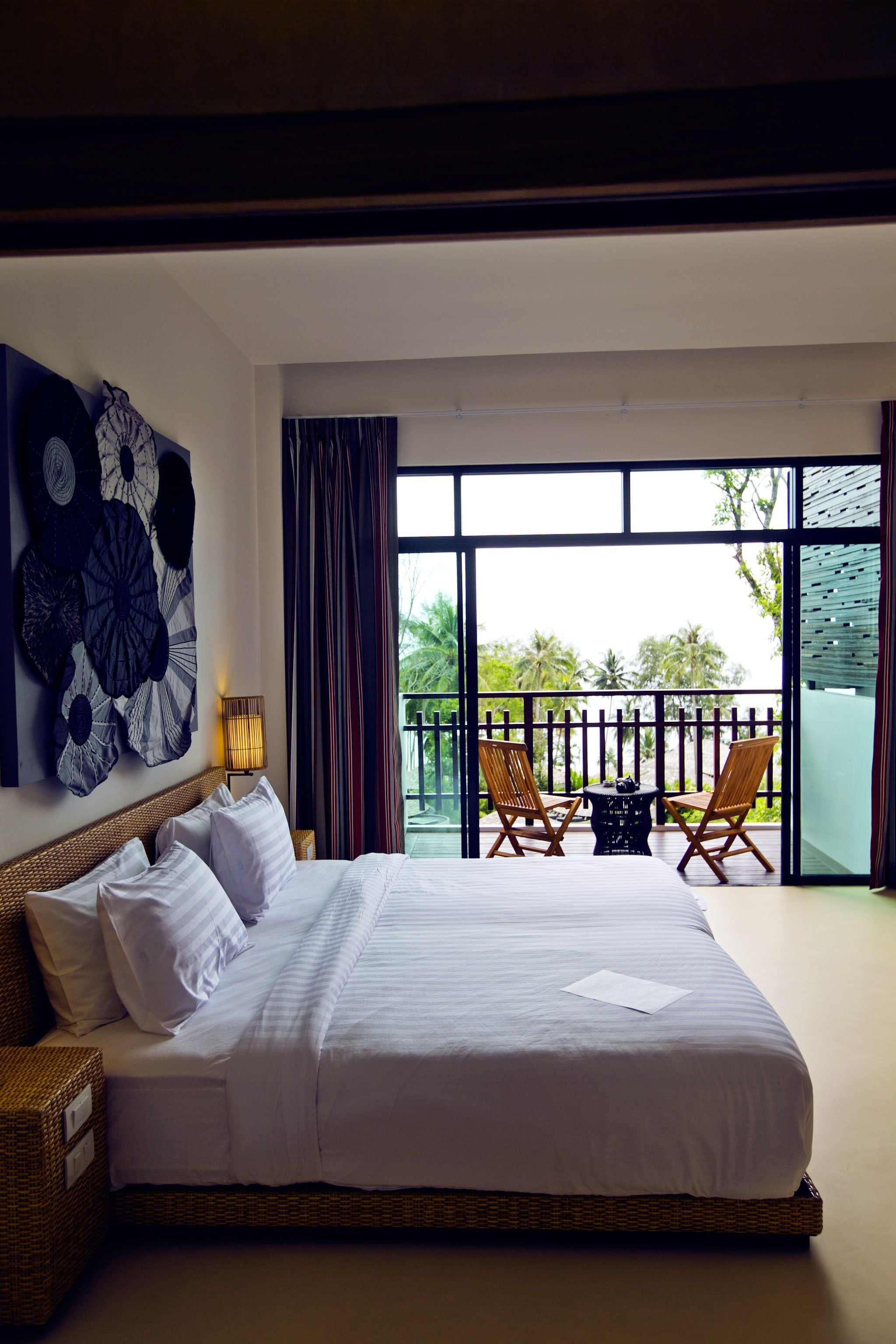 Minibar con artículos gratuitos y caja de seguridad en la habitación 