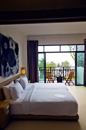 Rom – deluxe, havutsikt | Minibar (inkludert), safe på rommet og skrivebord