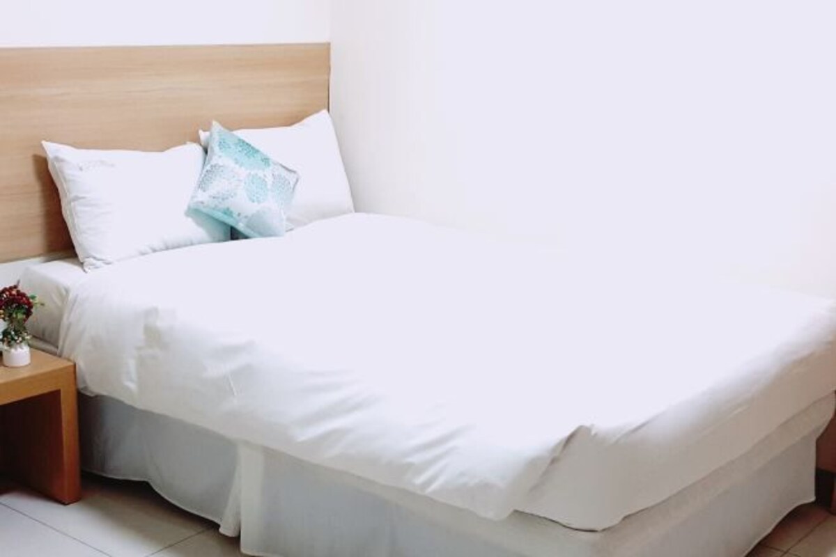 In-room safe, WiFi (free), bed sheets