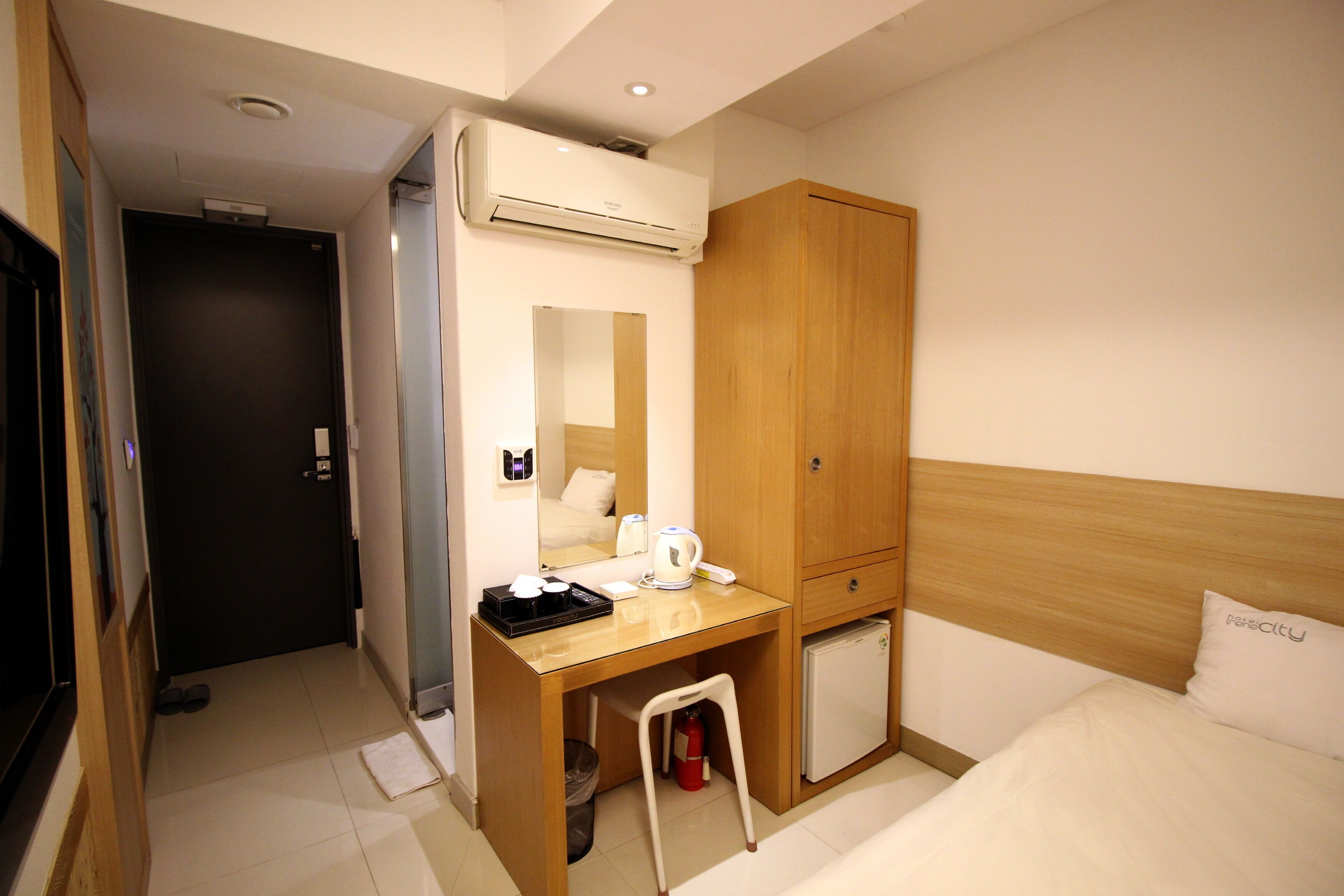 standard single room, no windows | in-room safe, free wifi, bed sheets