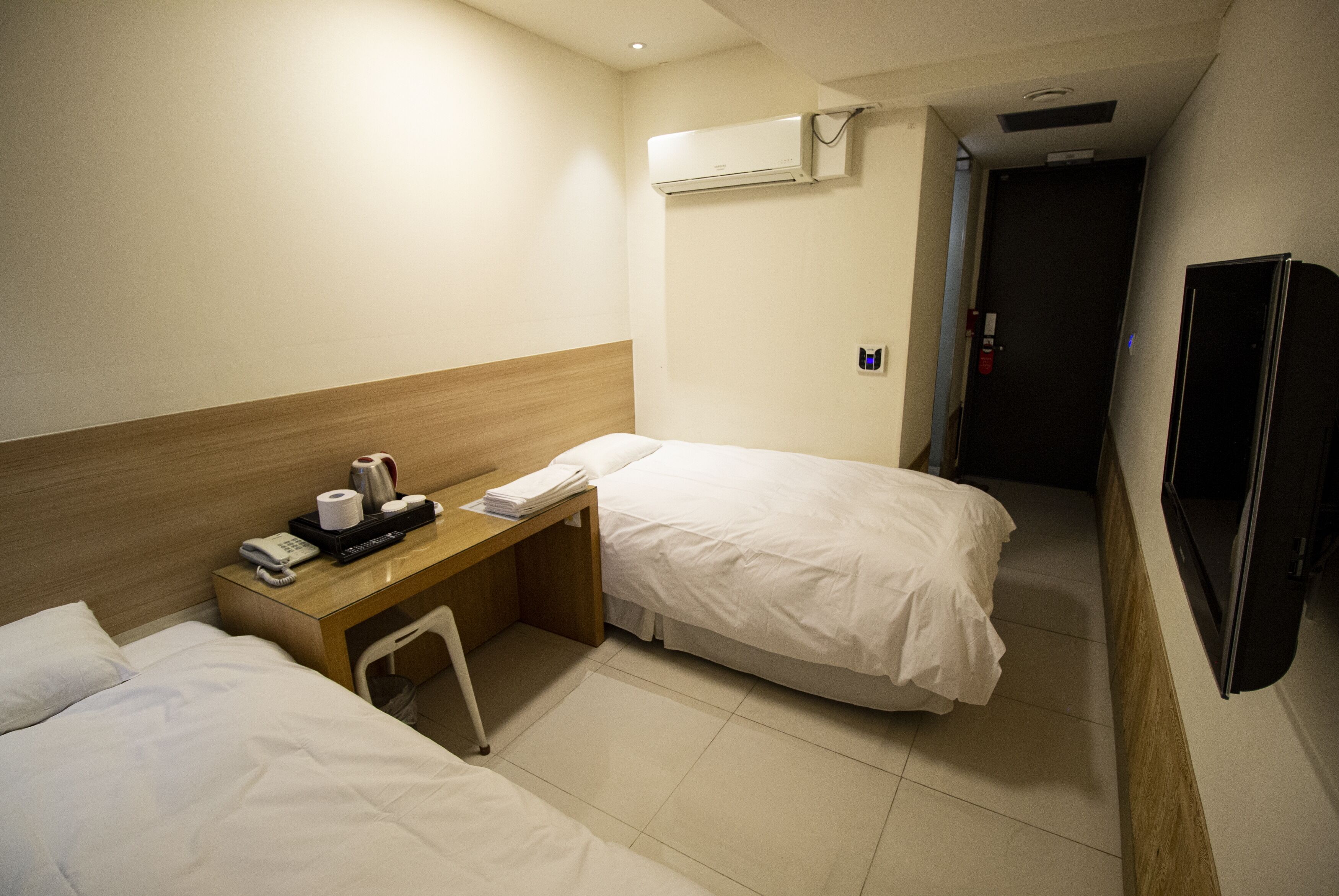 deluxe twin room, city view | in-room safe, free wifi, bed sheets