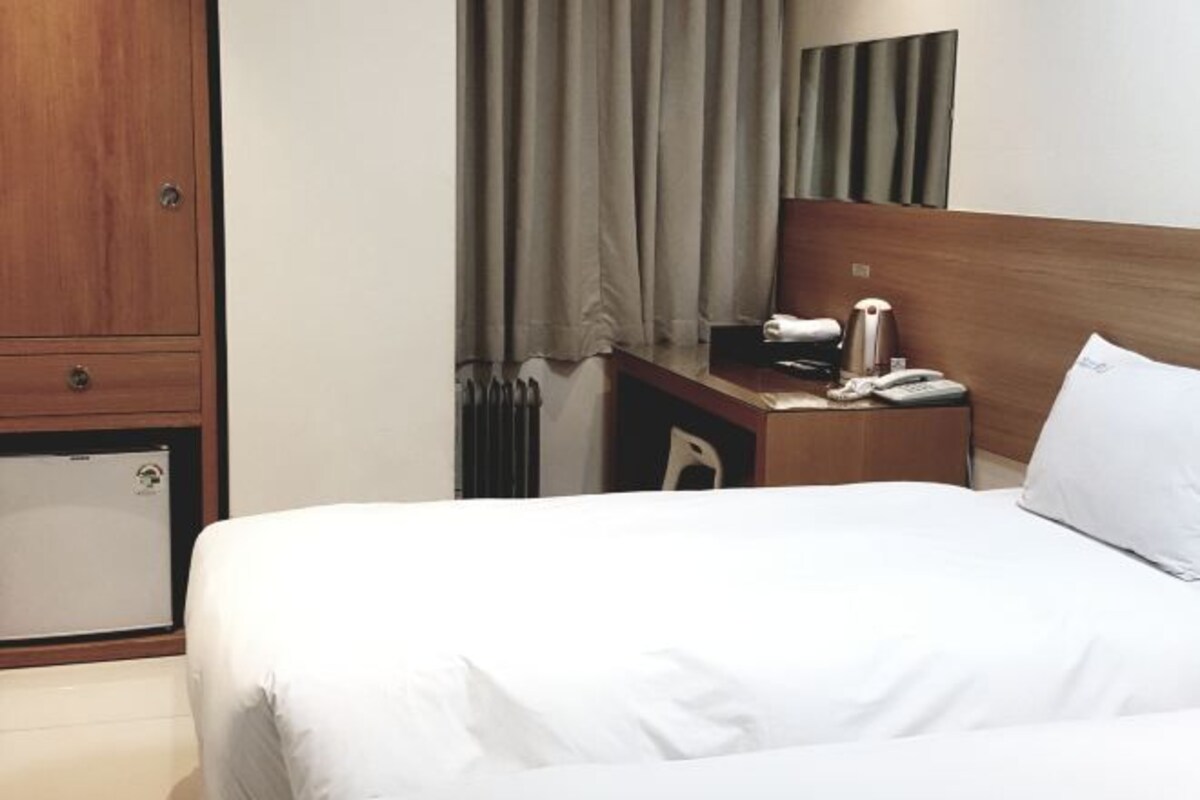 In-room safe, WiFi (free), bed sheets