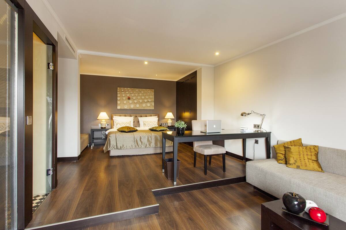 Junior Suite | In-room safe, desk, blackout drapes, soundproofing
