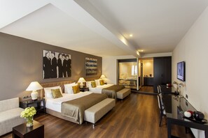 ميني بار وخزنة داخل الغرفة وبديكورات فريدة لكل غرفة وطراز فريد لكل وحدة