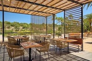 2 restaurants, spécialités Cuisine méditerranéenne