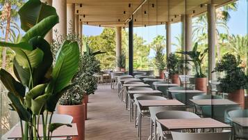 2 restaurants; breakfast and dinner served