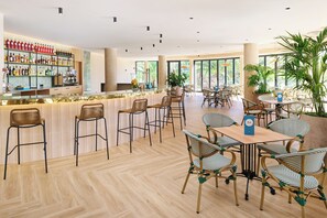 Bar en bord de piscine