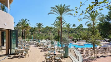 Poolside bar