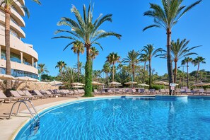 Piscina coberta, 2 piscines a l'aire lliure, para-sols i gandules 