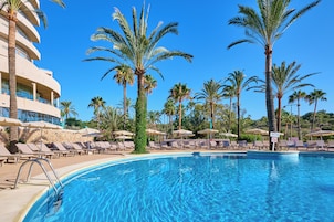 Una piscina cubierta, 2 piscinas al aire libre, sombrillas, tumbonas