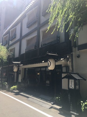 Exterior - Sukeroku no Yado Sadachiyo Ryokan (Tokyo)