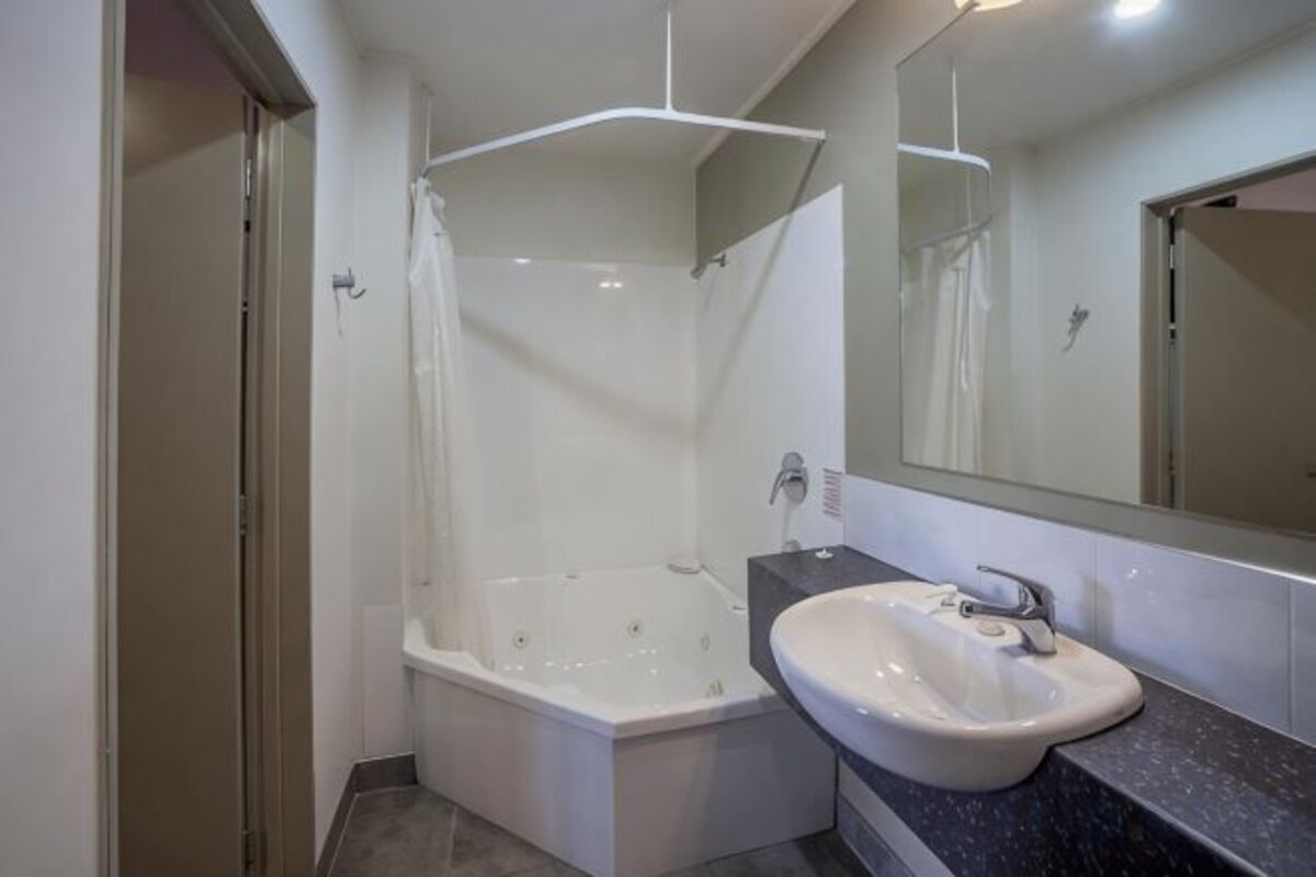 Bathroom | Free toiletries, hair dryer, towels, soap