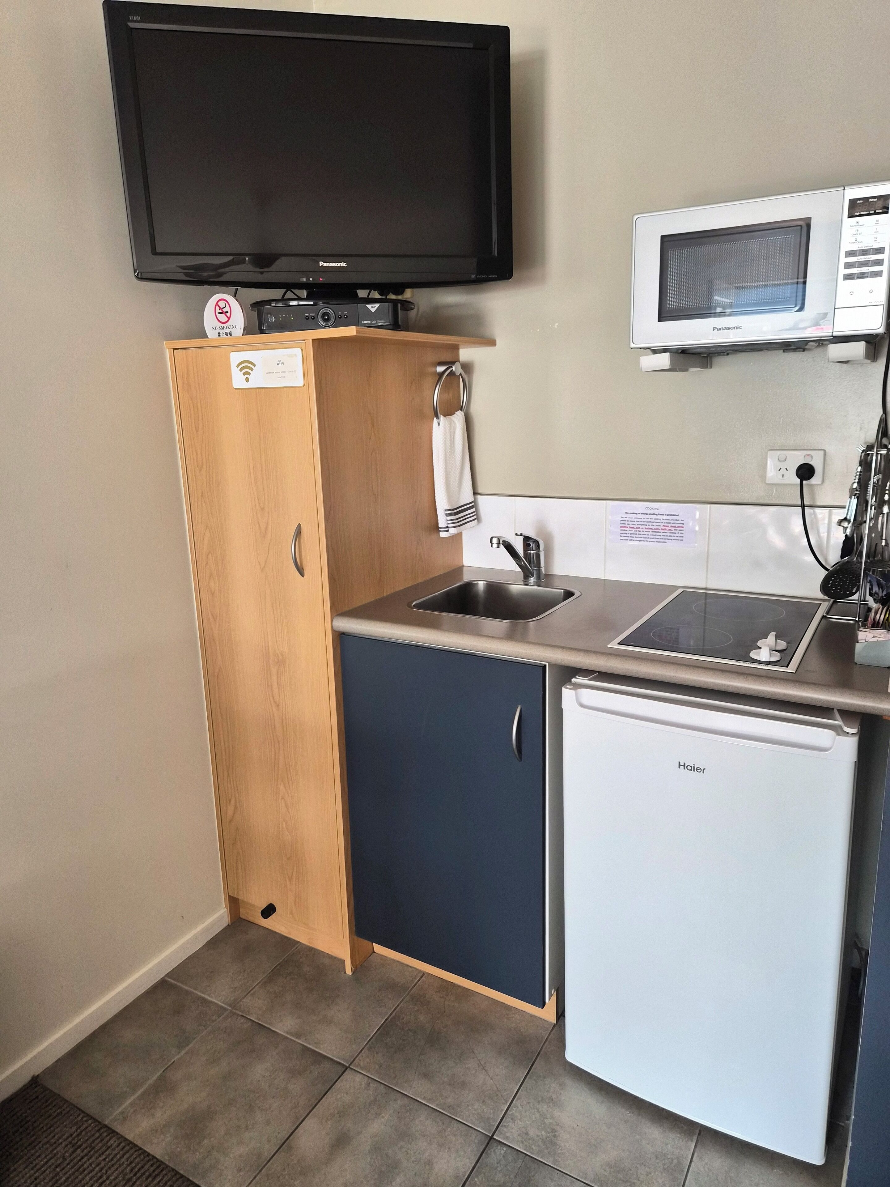 Frigorifero, microonde, macchina per tè/caffè, bollitore elettrico