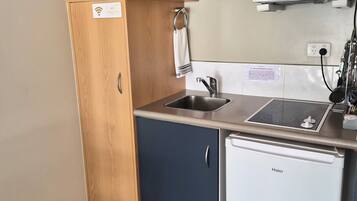 Frigorifero, microonde, macchina per tè/caffè, bollitore elettrico