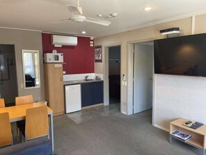 Svit - 2 sovrum | Select Comfort-madrasser, arbetsyta för laptop och mörkläggningsgardiner